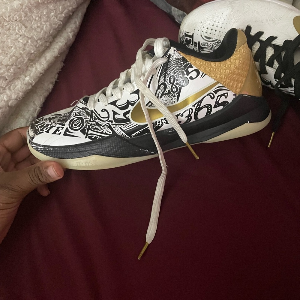 There Kobe 5 protro  size 8 used  I cleaned them